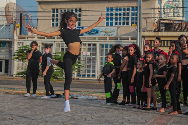 Alcaldía de Miranda lleva clases abiertas de danza a las plazas del municipio