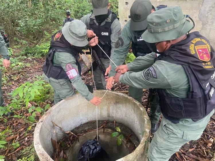 Lanzan 12 panelas de cocaína en un pozo de agua de Catatumbo