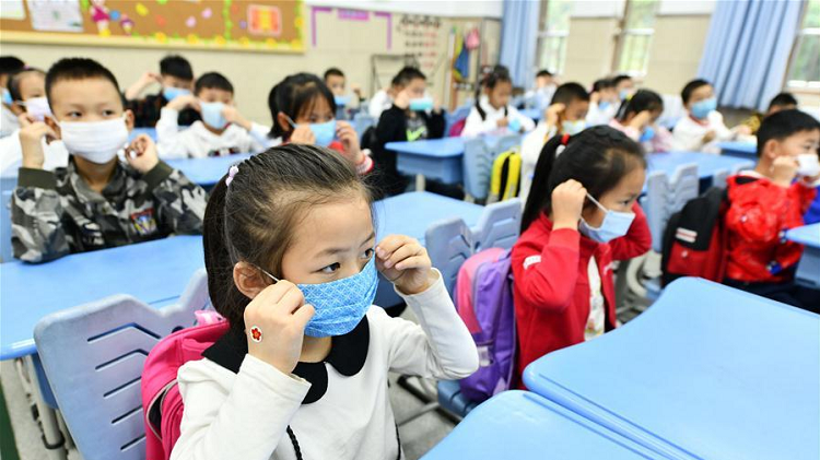 Beijing ordena cierre de escuelas para evitar un mayor brote de COVID