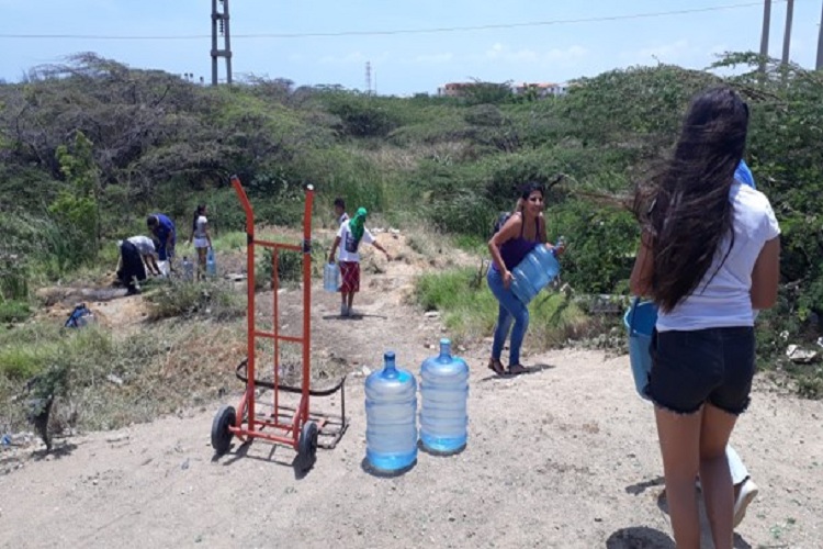 OVSP: Punto Fijo encabeza una de las 12 ciudades que almacenan agua por fallas en el servicio