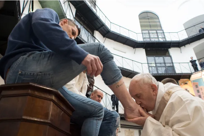El papa retomará el lavatorio de pies a los presos el Jueves Santo