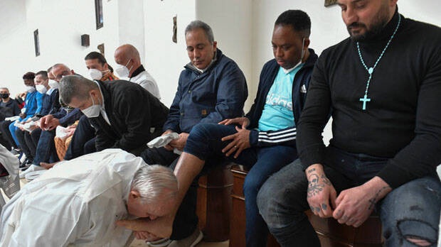 El Papa lava los pies a doce presos entre lágrimas: «Dios siempre perdona»