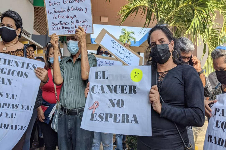 CORO| Pacientes oncológicos y renales duran hasta 24 horas en una cola de gasolina 