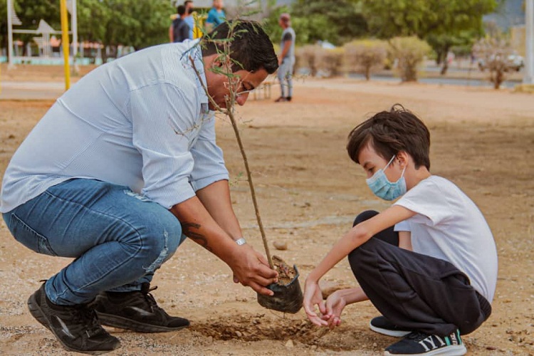 Alcaldía de Miranda siembra árboles por el «Día Mundial de la Tierra»