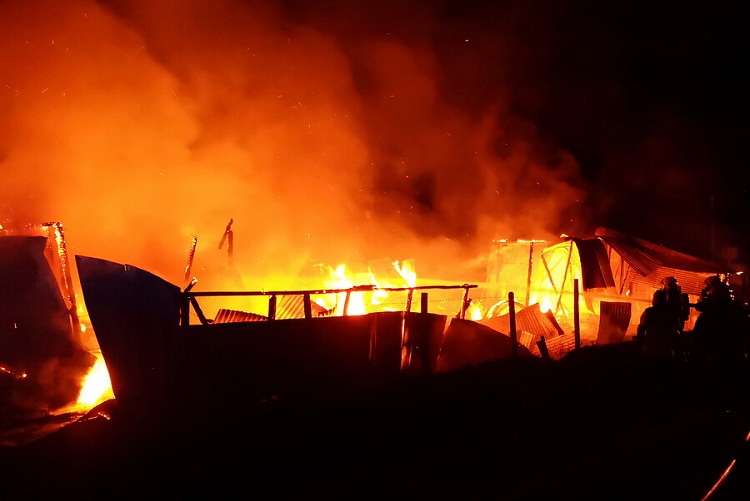Encapuchados prenden fuego a viviendas en el sur de Chile