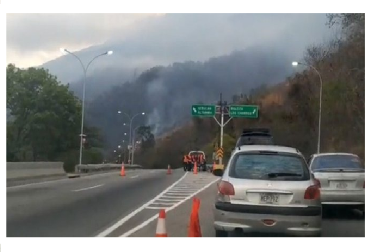 Restringen tránsito vehicular en avenida Boyacá  por incendio en el Ávila