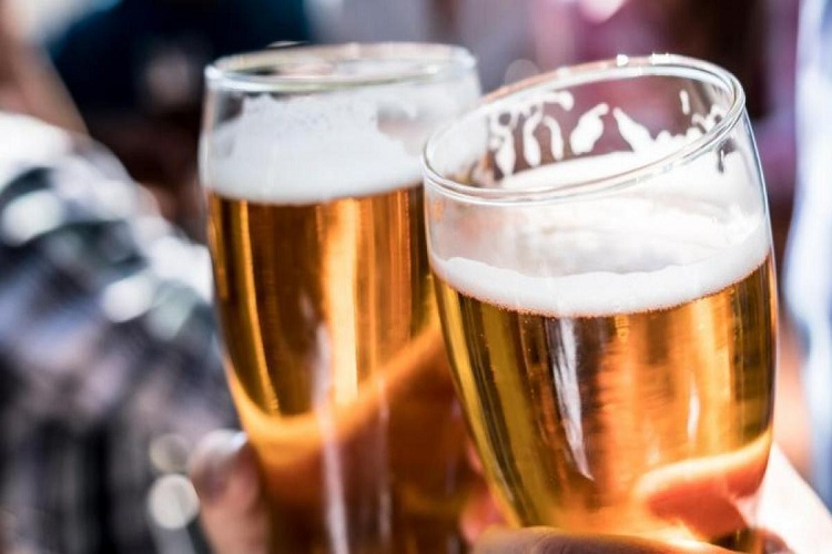 Adiós a las frías: Estudio dice que beber dos cervezas al día daña el cerebro