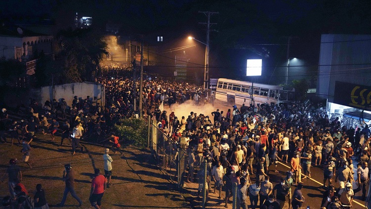 Sri Lanka impuso toque de queda para calmar protestas por la crisis económica