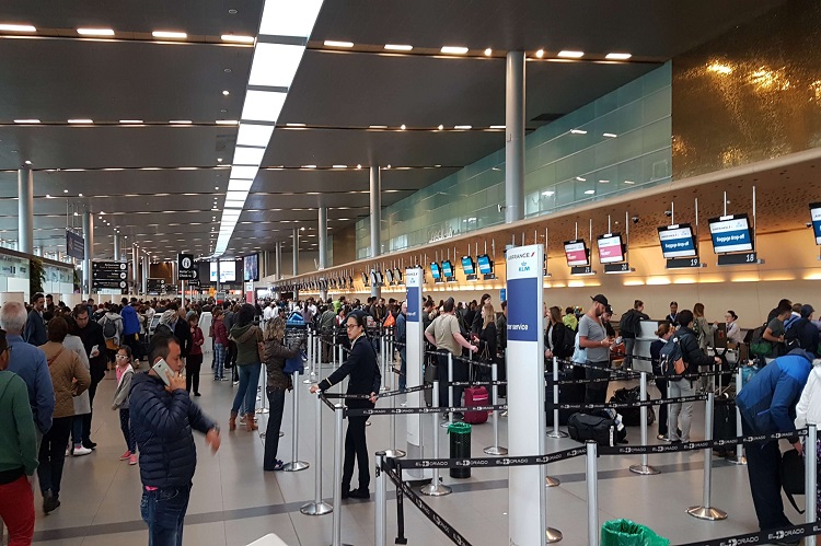 Niño fue olvidado por aerolínea y permaneció 4 horas solo en el aeropuerto de Bogotá