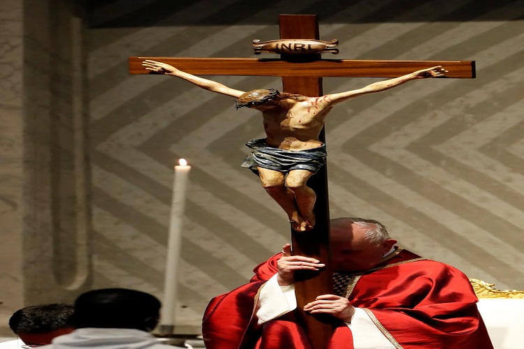 Papa preside la Pasión de Cristo en la basílica vaticana