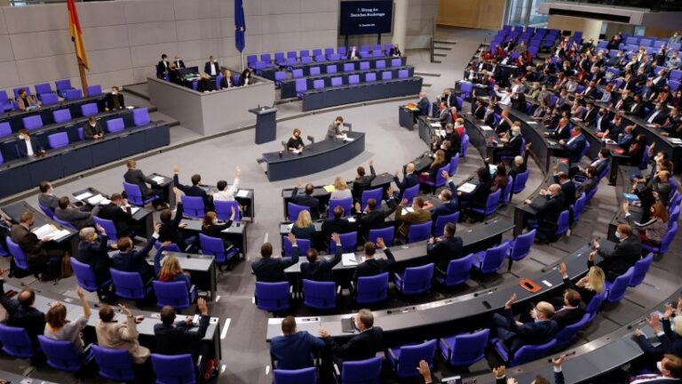 Parlamento alemán aprueba el envío de armamento pesado a Ucrania