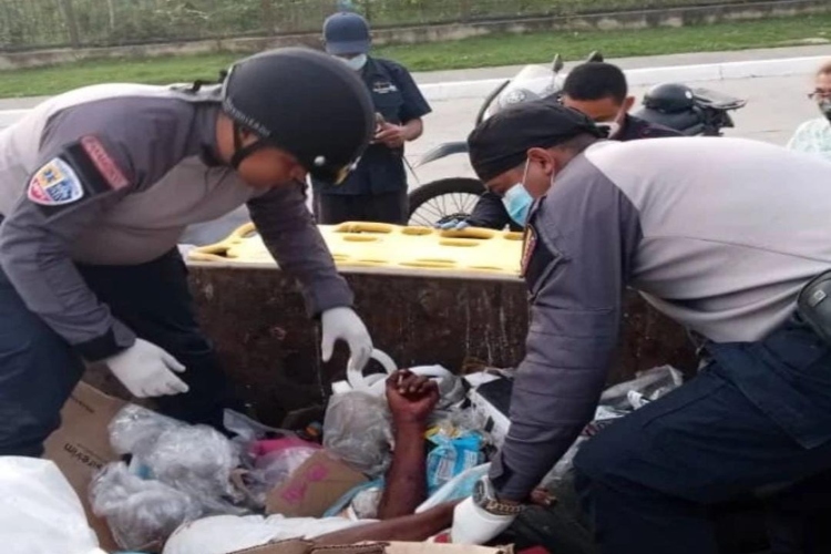 Hombre fue golpeado y lanzado a un container de basura en Fuerte Tiuna