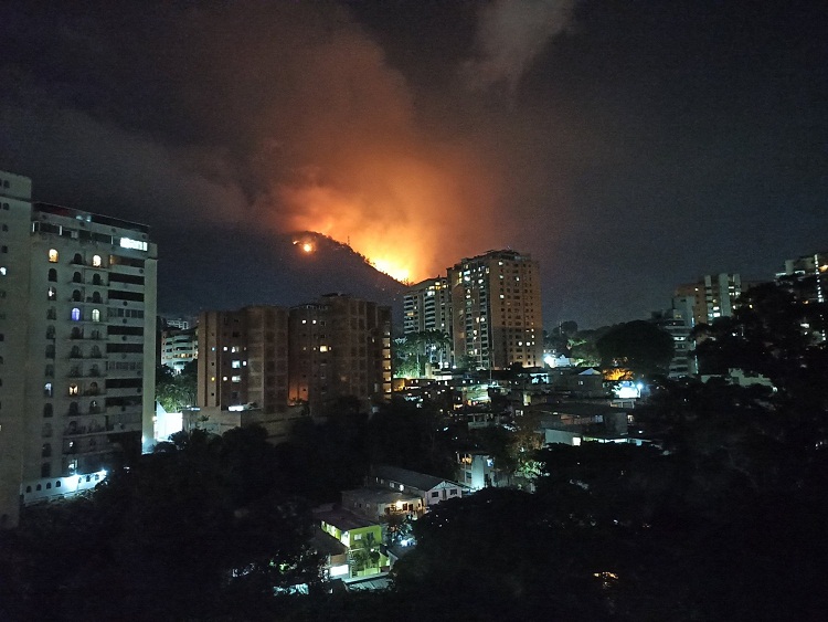 Ceballos: Incendio en el Waraira Repano fue controlado al 100%