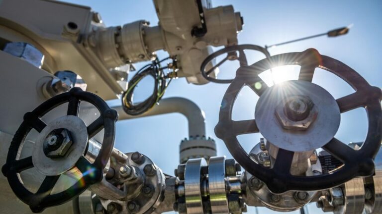 Ucrania detiene tránsito de parte del gas que transporta de Rusia a Europa