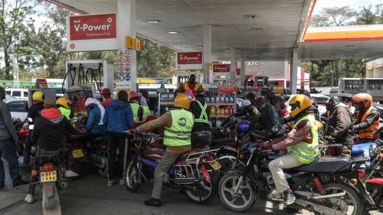 Hacen largas colas para echar gasolina en Kenia