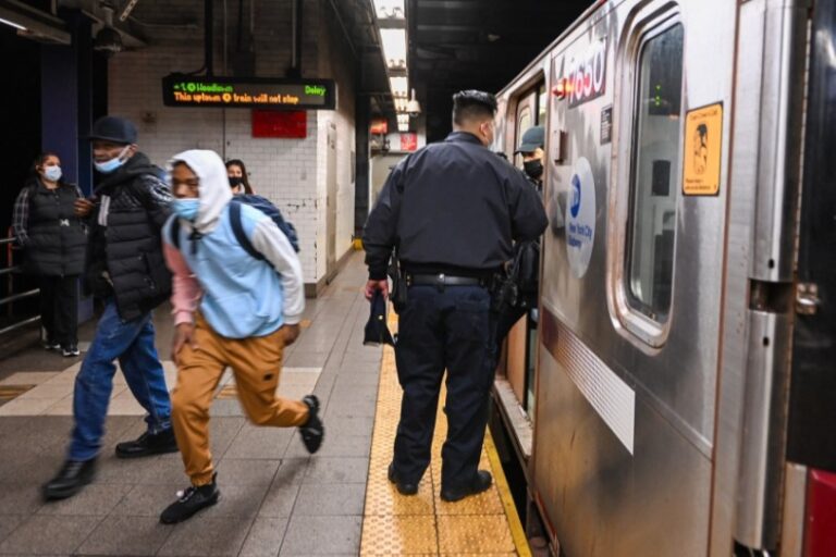 La policía intensifica búsqueda del atacante del metro de Nueva York