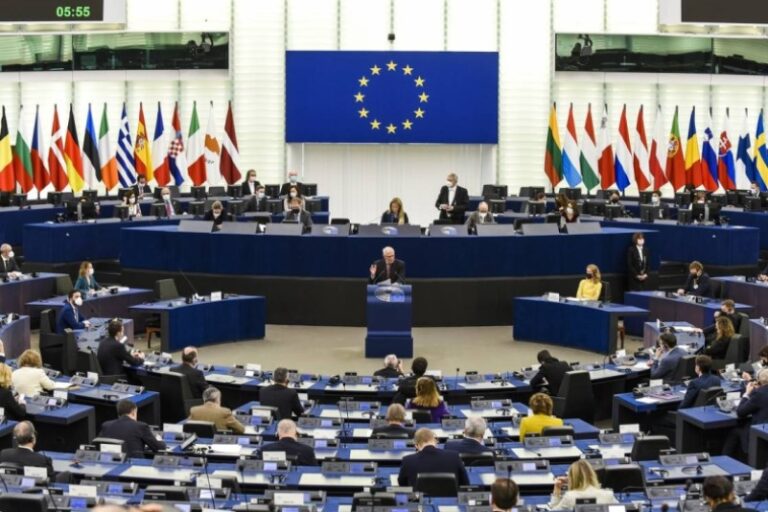 El Parlamento Europeo pide un embargo sobre el gas, petróleo y carbón ruso