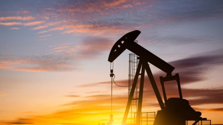 Precio del petróleo sufre caída