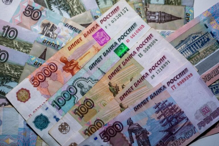 Rusia devuelve en rublos deudas contraídas en dólares mediante un nuevo sistema