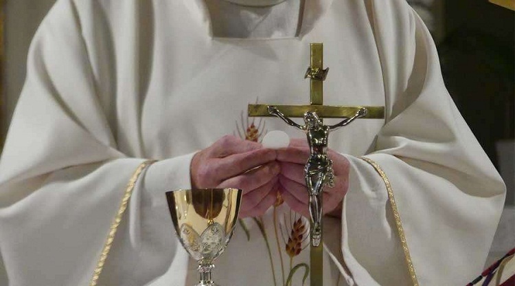 Sacerdote es apuñalado mientras daba misa en Francia