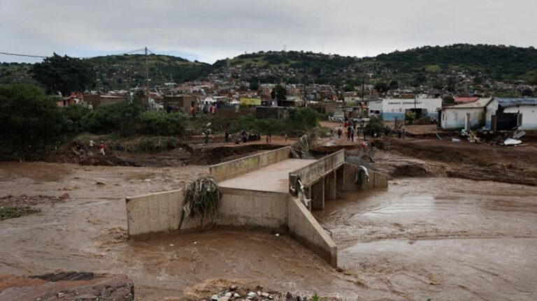 Sudáfrica despliega a 10.000 soldados tras las catastróficas inundaciones