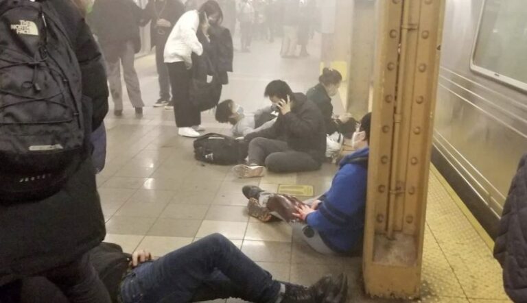 Varios heridos de bala y múltiples explosivos hallados en una estación de metro de Nueva York