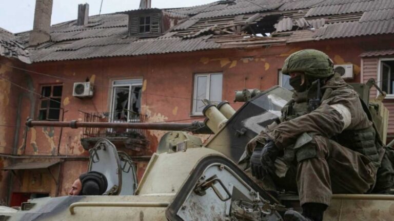 Tropas ucranianas denuncian ataque químico ruso en Mariúpol