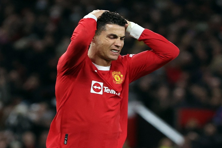 El United investiga a Cristiano Ronaldo por tirar el móvil de un aficionado