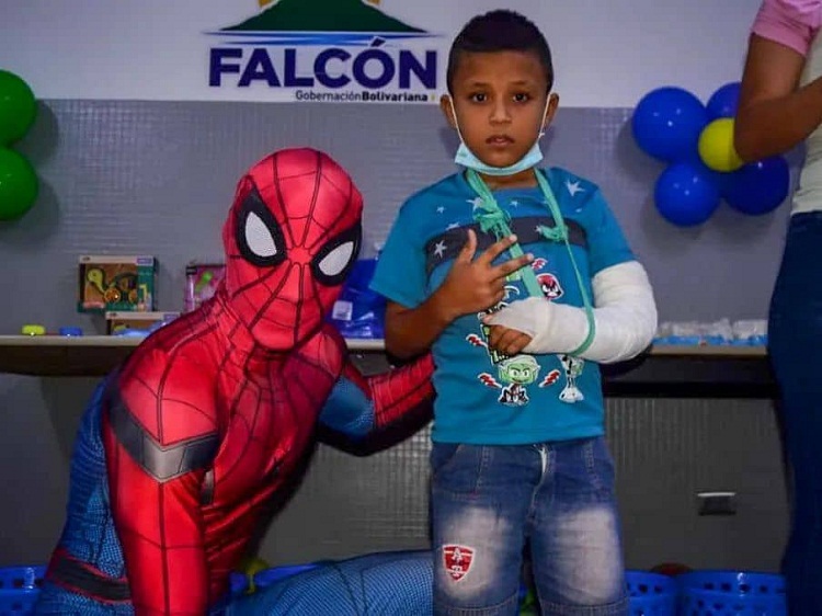 Alcalde Henry Hernández lleva alegría a niños recluidos en Hospital de Coro (Fotos)
