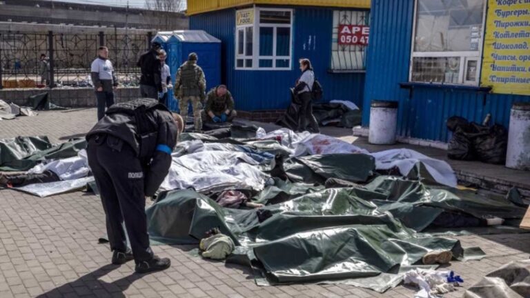 Al menos 35 civiles muertos en bombardeo de estación de tren en el este de Ucrania