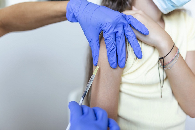 Jóvenes necesitan una sola dosis de la vacuna contra el VPH