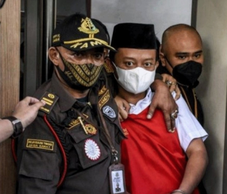 Pena de muerte para el profesor indonesio que violó a 13 alumnas y embarazó a ocho
