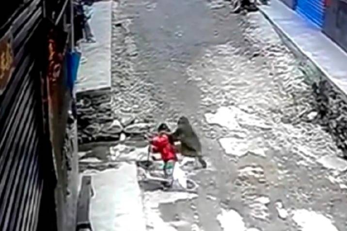Mono salvaje intentó secuestrar una niña en China (Vídeo)