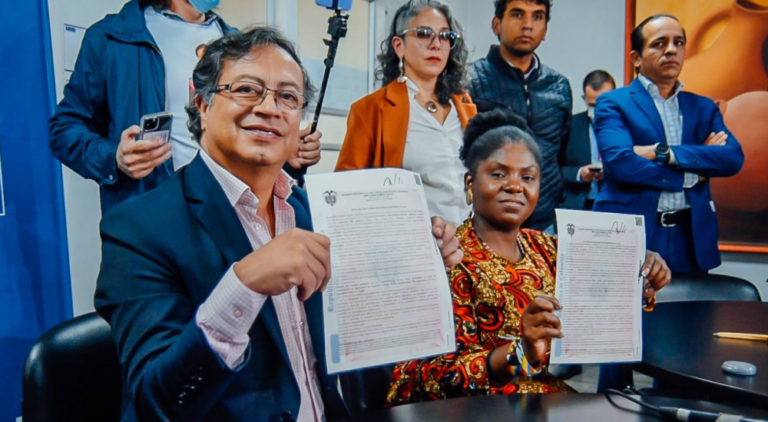 Candidato Gustavo Petro firma juramento de no expropiar bienes colombianos