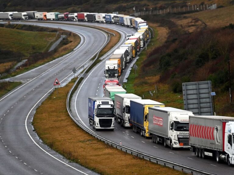 Reino Unido aplaza implementación completa de controles a importaciones de la UE