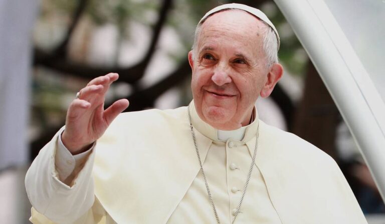 El papa Francisco suspende actividades por dolores «agudos de rodilla»