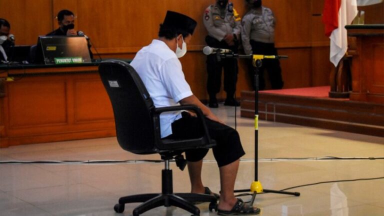Condenan a muerte a un profesor indonesio  por violar a 13 estudiantes