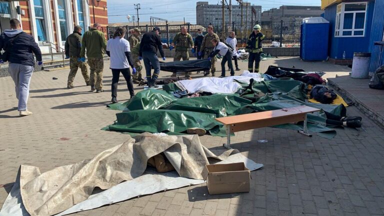 Cinco muertos y 18 personas heridas en bombardeos a estaciones de trenes en Ucrania