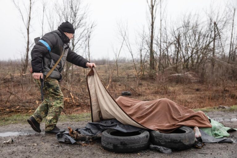 La ONU ve «evidencias crecientes» de crímenes de guerra en Ucrania: denuncian la existencia de fosas comunes