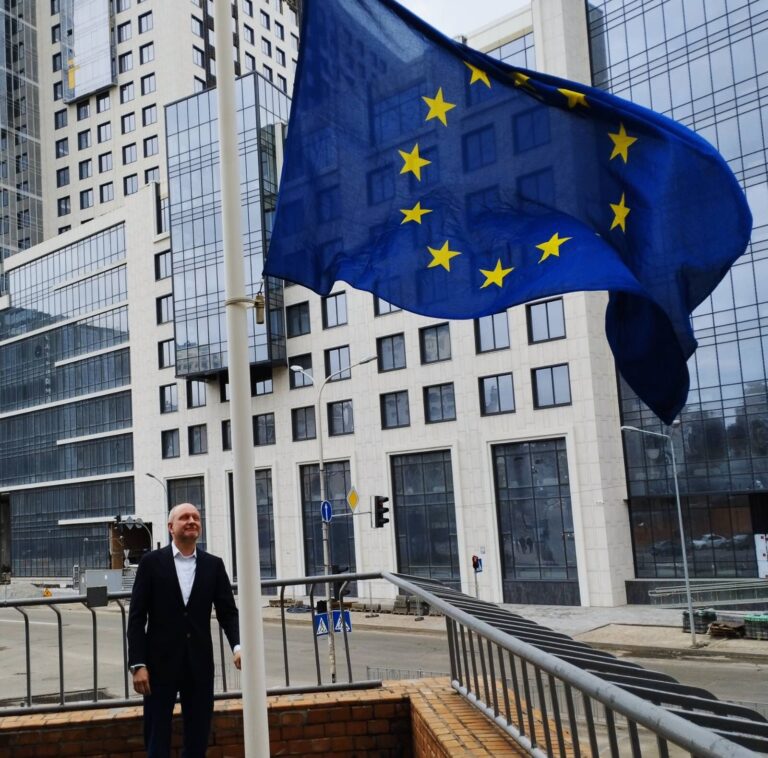 La UE reabre su embajada en Ucrania