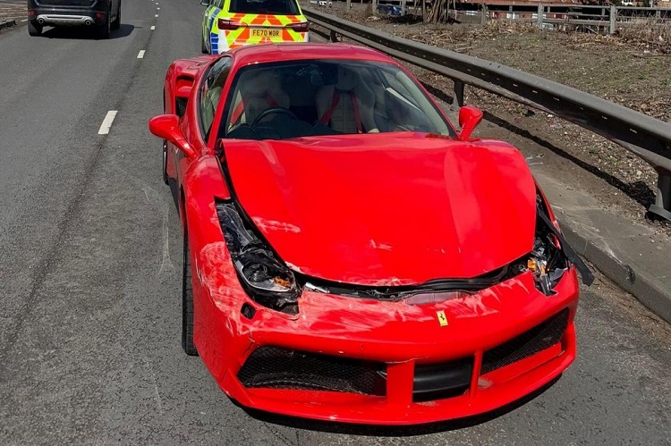 Compró un Ferrari 488 y lo destroza a los tres kilómetros de estrenarlo