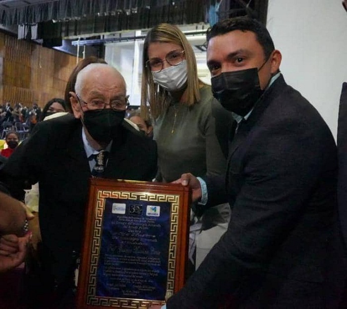 Alcalde Henry Hernández entrega reconocimiento a Maiolino Conte como «Hijo ilustre del municipio»