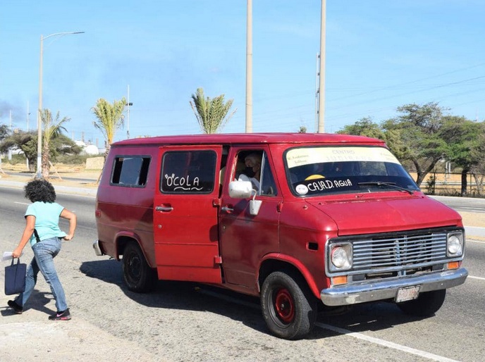Alcaldía de los Taques, comunidades y transportistas acuerdan mantener estable el precio del pasaje