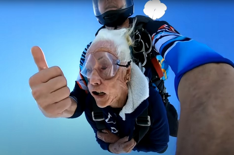 Enfermera de la Segunda Guerra Mundial celebró su cumpleaños 100 saltando en paracaídas