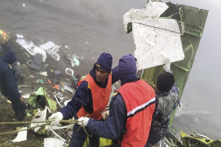 Encuentran restos de accidente de avión que dejó 22 muertos en el Himalaya