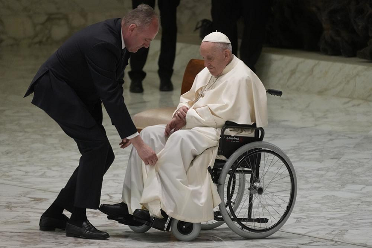 Papa Francisco bromea al decir que necesita un tequila para su dolor de rodilla