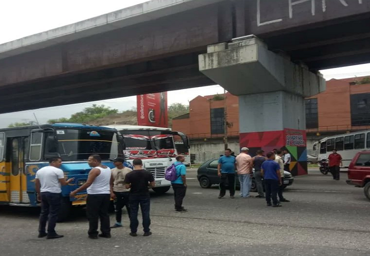 Transportistas de Guarenas-Guatire trancaron la intercomunal por escasez de gasoil