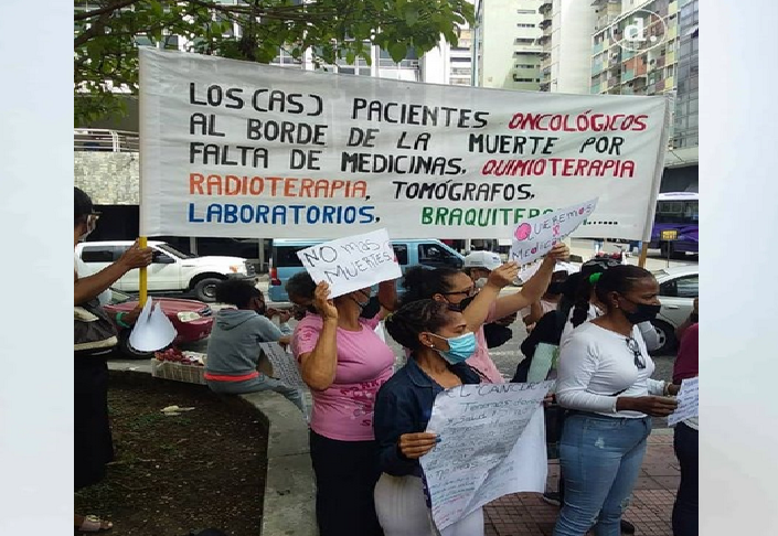 Pacientes oncológicos se plantan en el IVSS en Caracas por su derecho a vivir