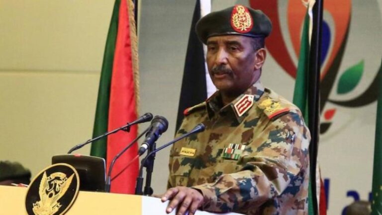 Líder militar de Sudán levanta estado de emergencia impuesto tras el golpe