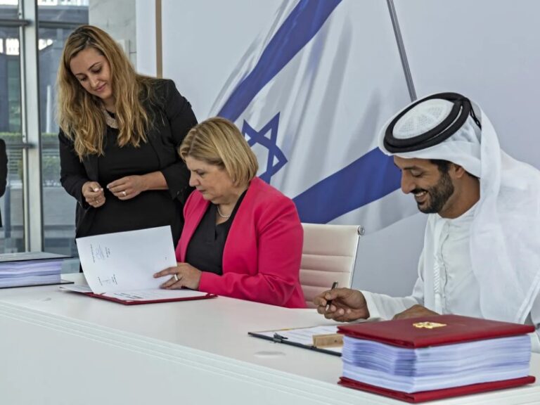 Israel firma con Emiratos su primer acuerdo de libre comercio con un país árabe